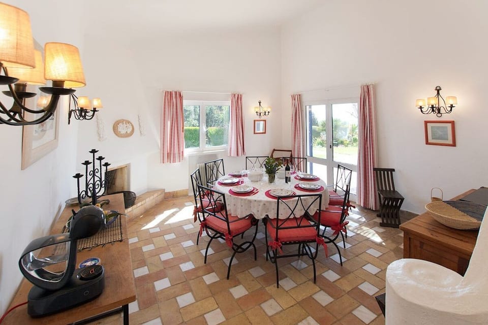 Elegant dining room with red accents and garden views — Villa Alfarrobeira, holiday villa in Lagos