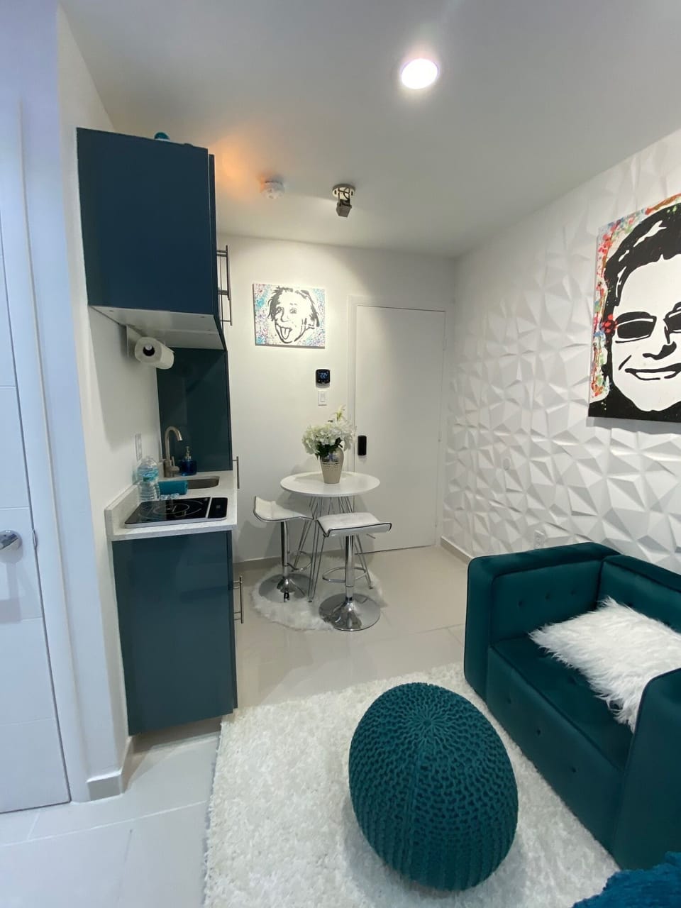 Small Studio Downtown Hollywood Queen Bed LUX 25 Apartment in Hollywood