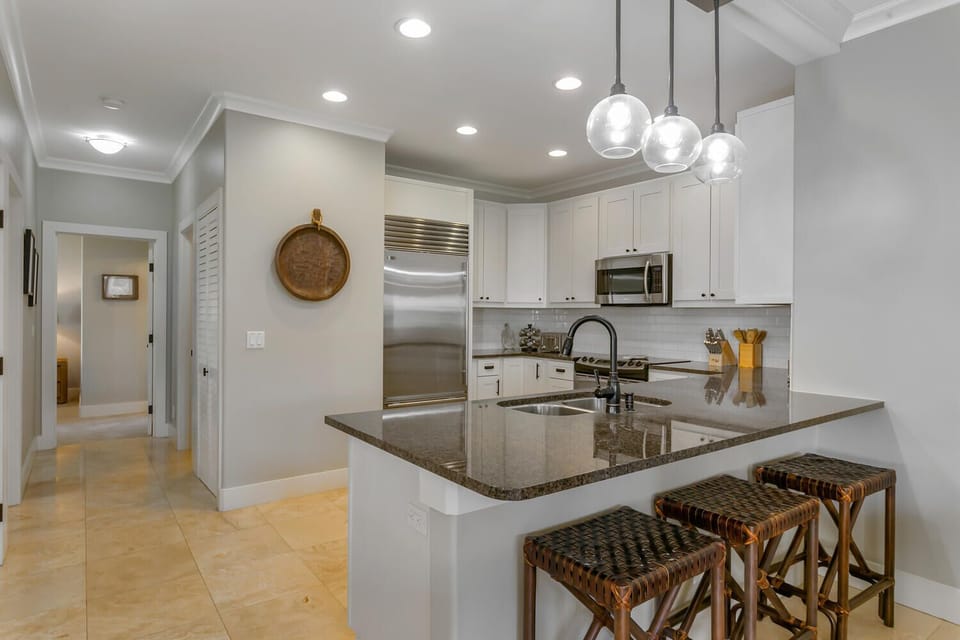 KITCHEN BAR
