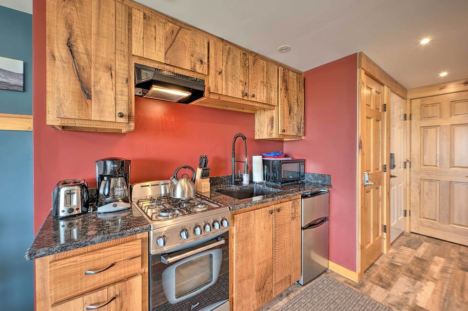 Well-Equipped Kitchenette