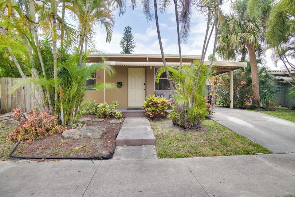 Dania Beach Vacation Rental | 2BR | 2BA | 760 Sq Ft | Stairs Required