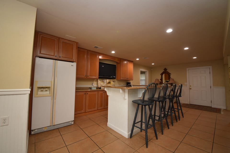 Rec room lower level bar sink, dishwasher