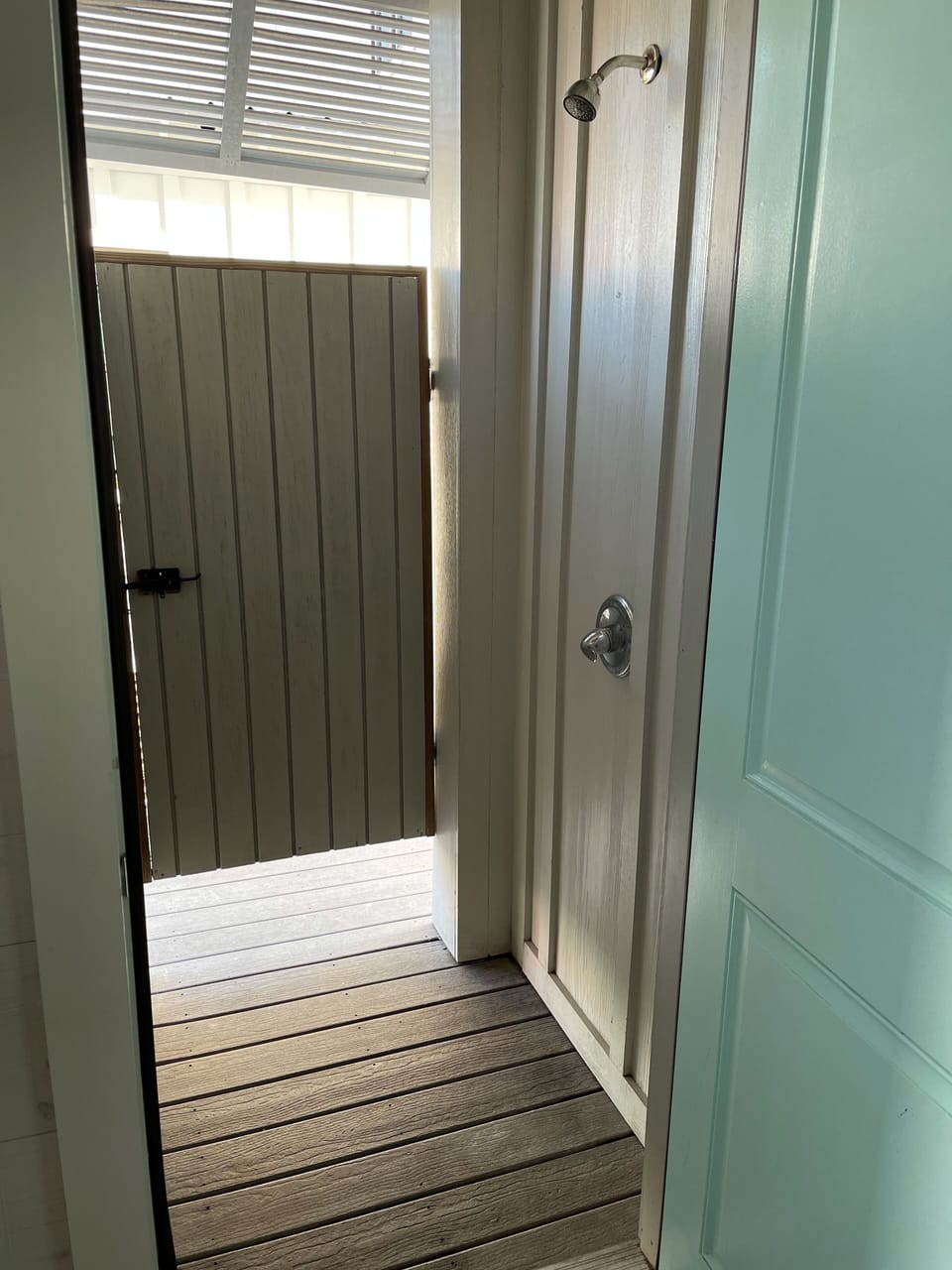 Outdoor shower that opens into the cottage 