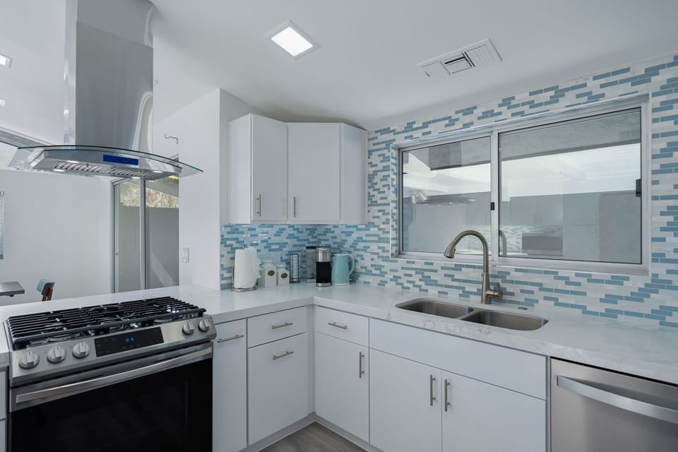 Coffee machine and electric kettle 