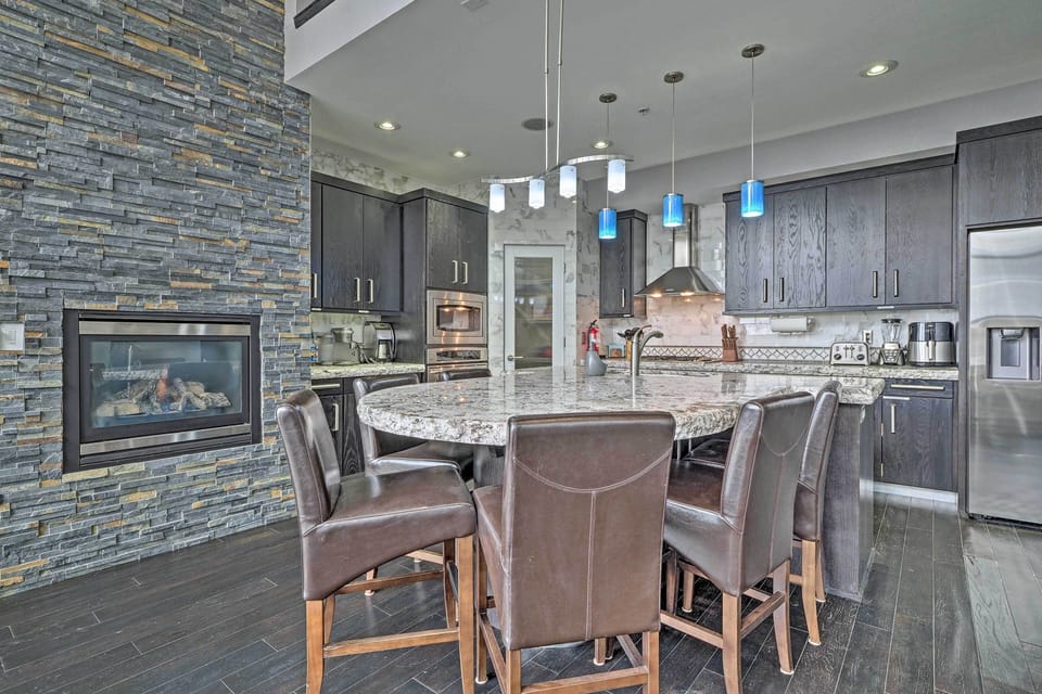 Fully Equipped Kitchen | Gas Fireplace | Breakfast Bar