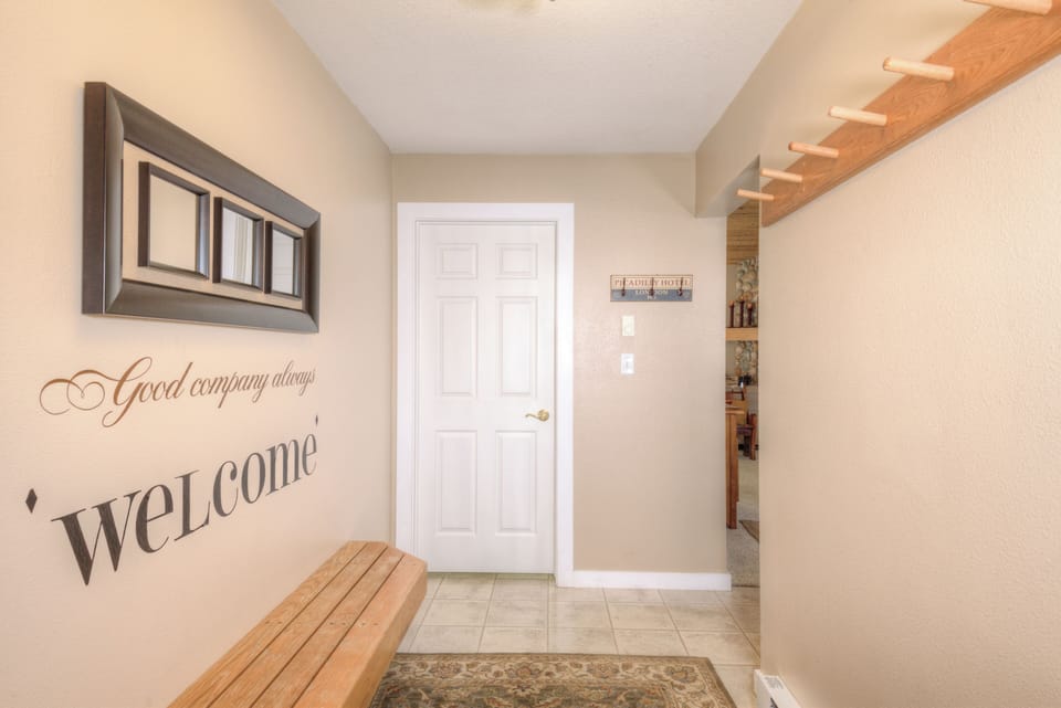 Entryway | Main Level