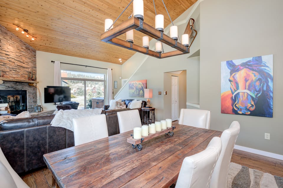 Enjoy a family dinner | Main Level