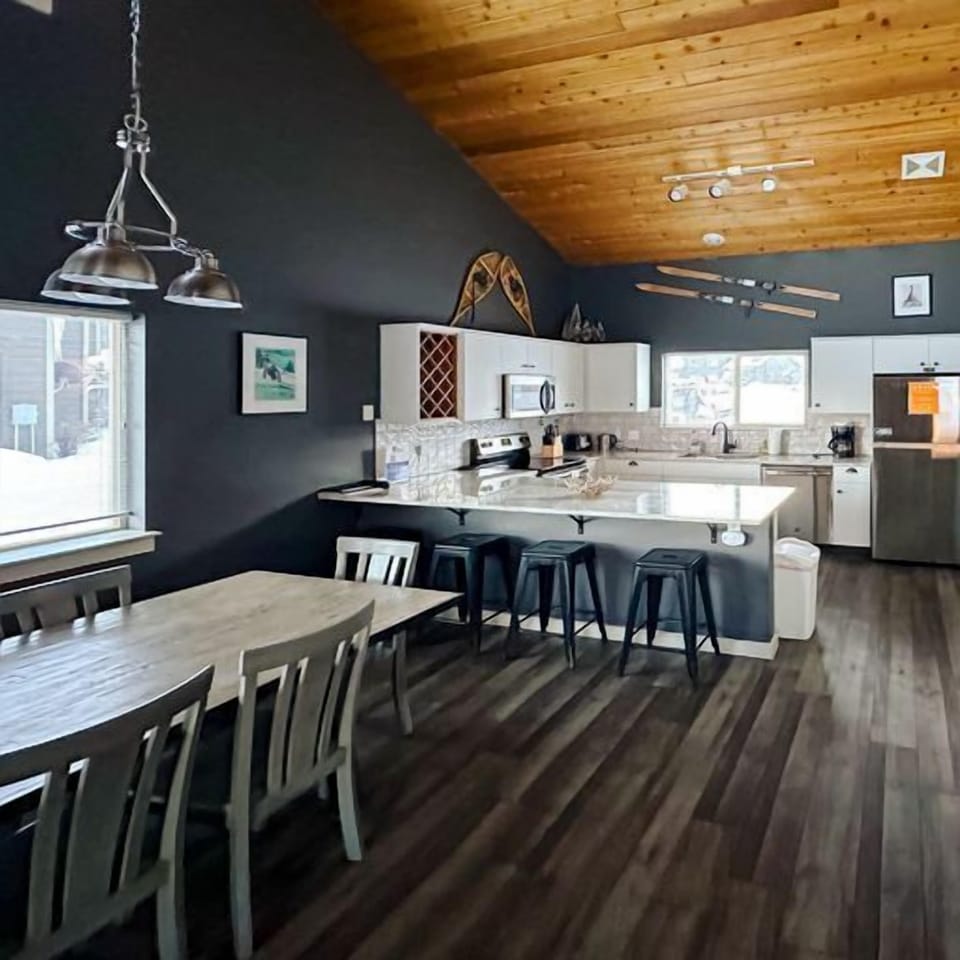 Plenty of space for breakfast, lunch, and dinner | Main Level