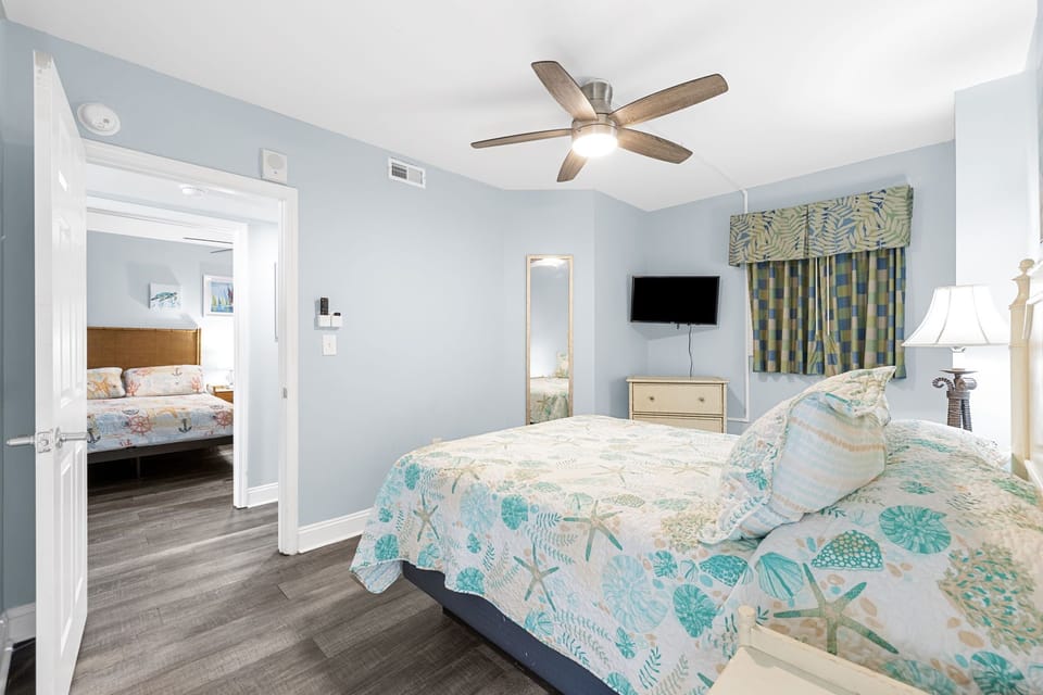 3rd Bedroom w/1 queen bed (2)