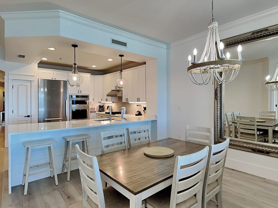 Dining Area with Breakfast Bar