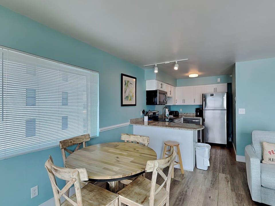 Dining Area - Table for Four