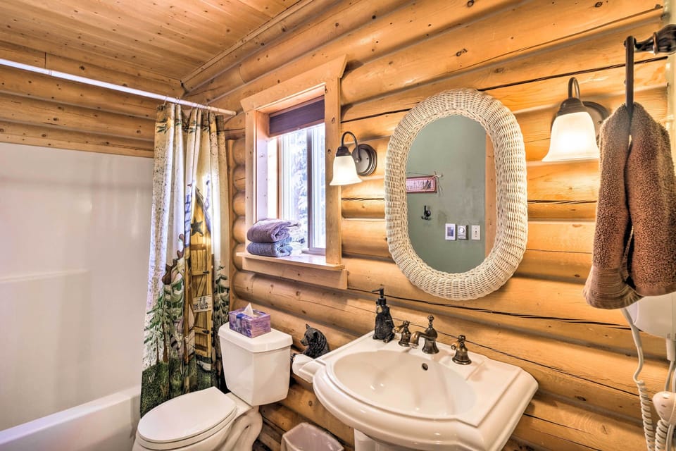 Full Bathroom | Towels Provided