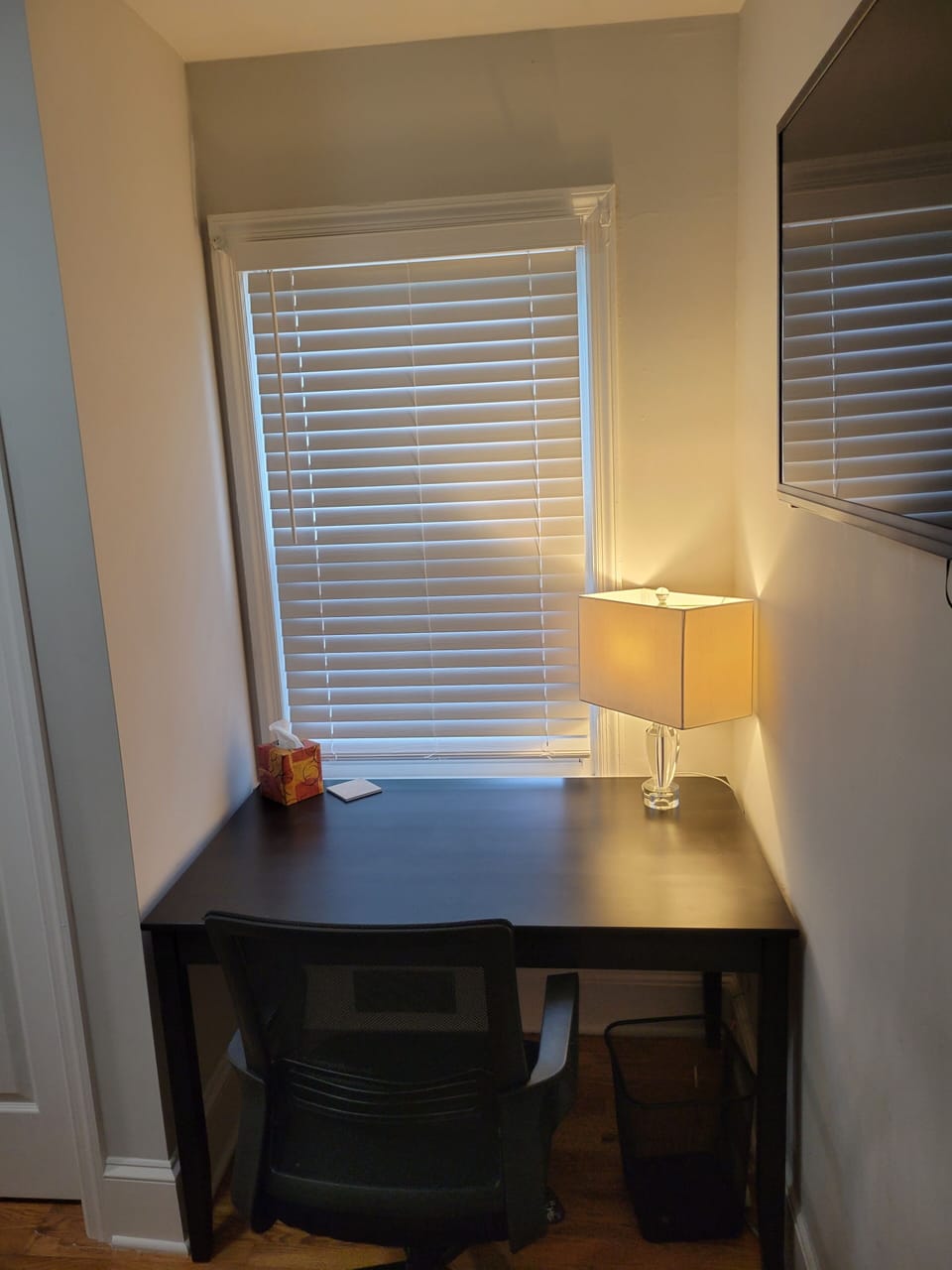 Second Bedroom--Full Bed, Ceiling Fan, TV Desk & Chain (4)