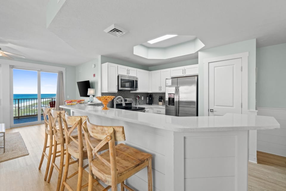 Kitchen with Breakfast Bar