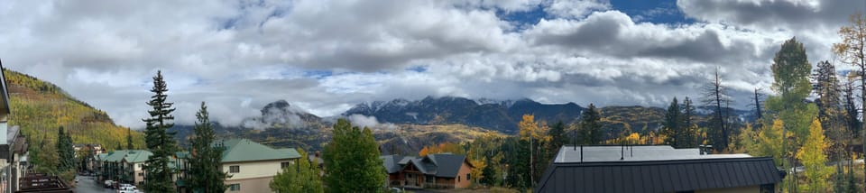 Views of the Needles Range from the deck

Fall colors