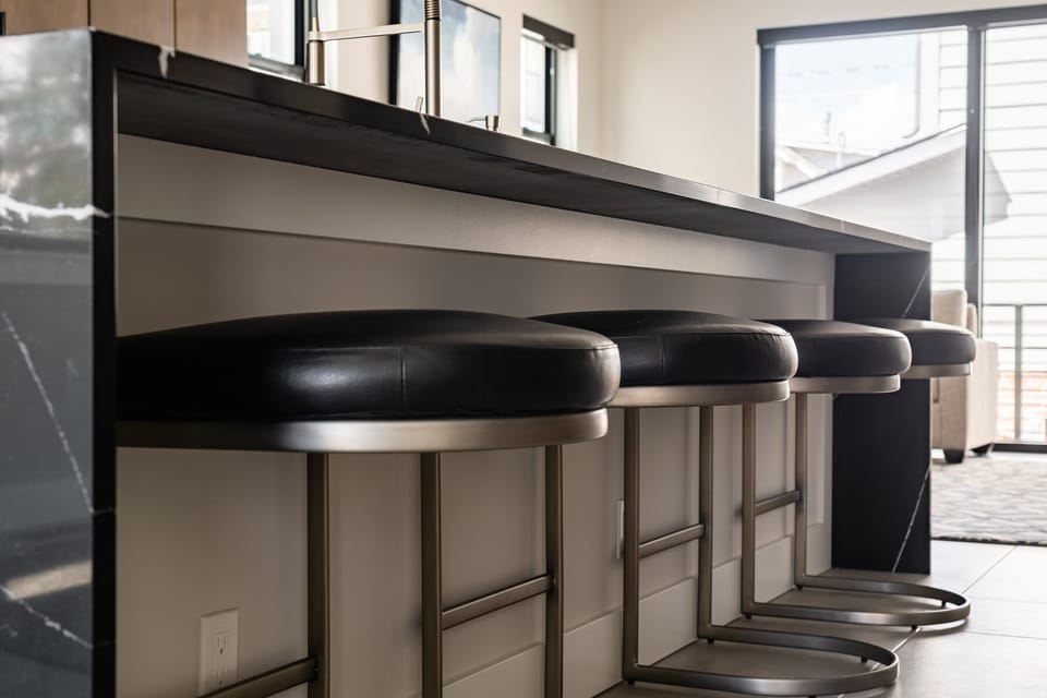 Additional 4 seats at the kitchen island.