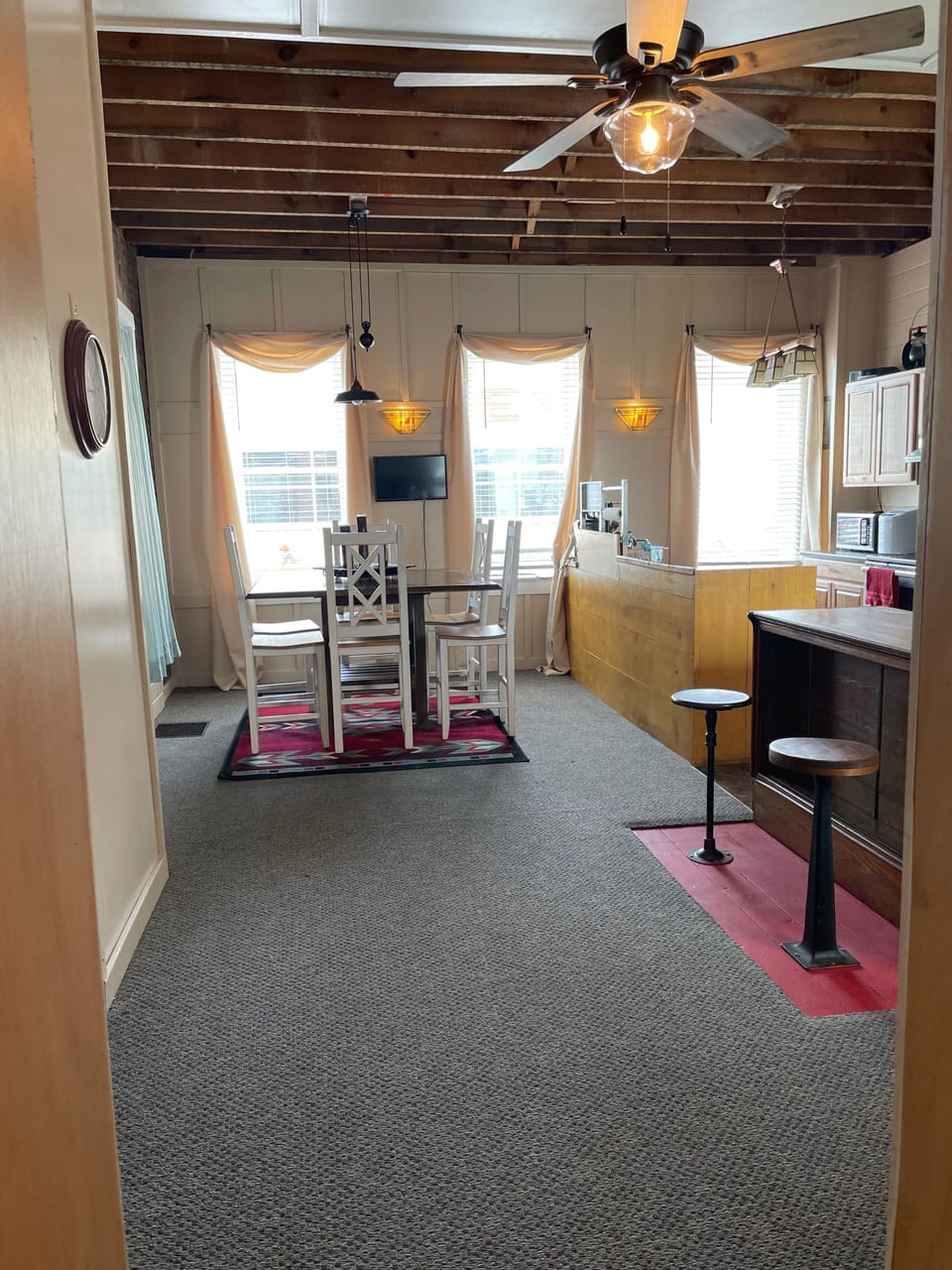Dining/bar area