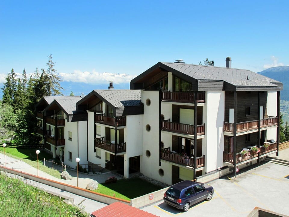 Sky, Building, Plant, Window, Car, Tree, House, Vehicle, Land Lot, Urban Design