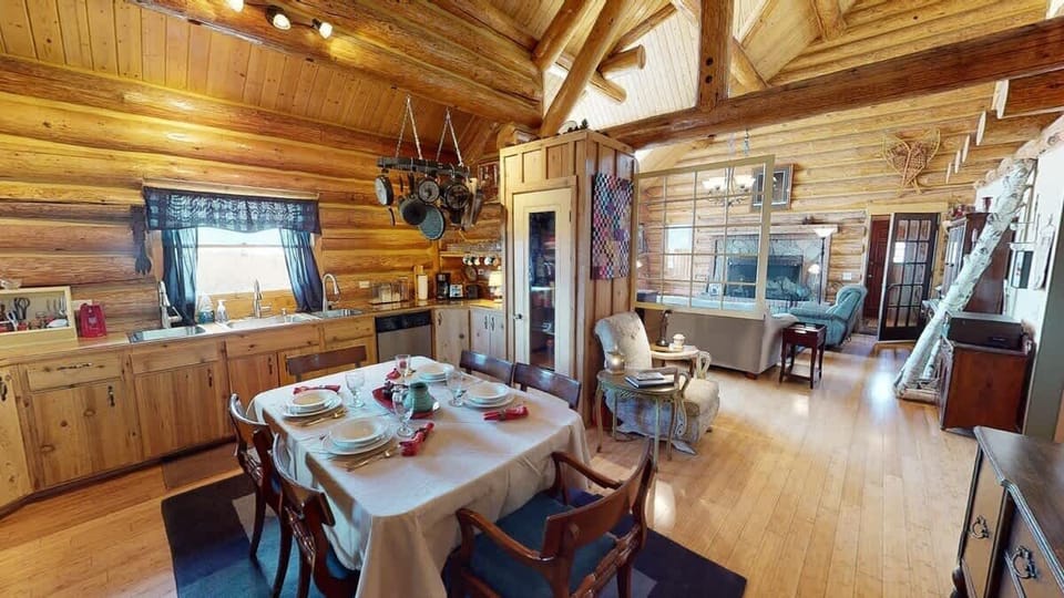 Dining table in the kitchen with 6 seats. Perfect to enjoy a home cooked meal.