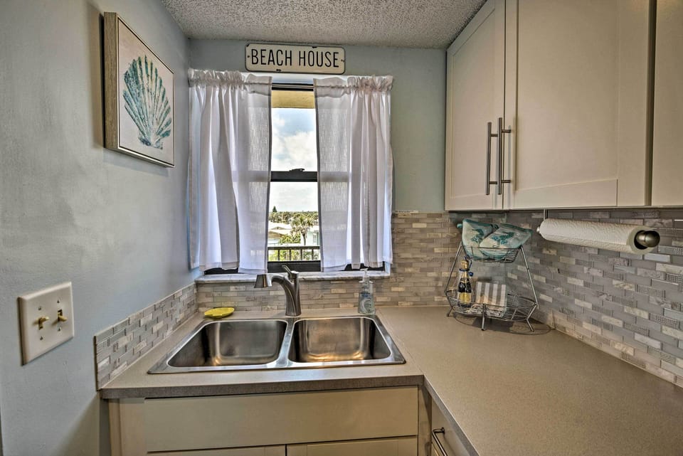 Kitchen | Complimentary Spices | Blender Provided