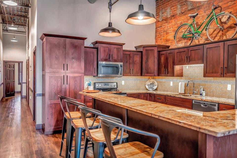 Expansive kitchen island with open-concept design. Granite counters, stainless steel appliances, and abundant amenities!