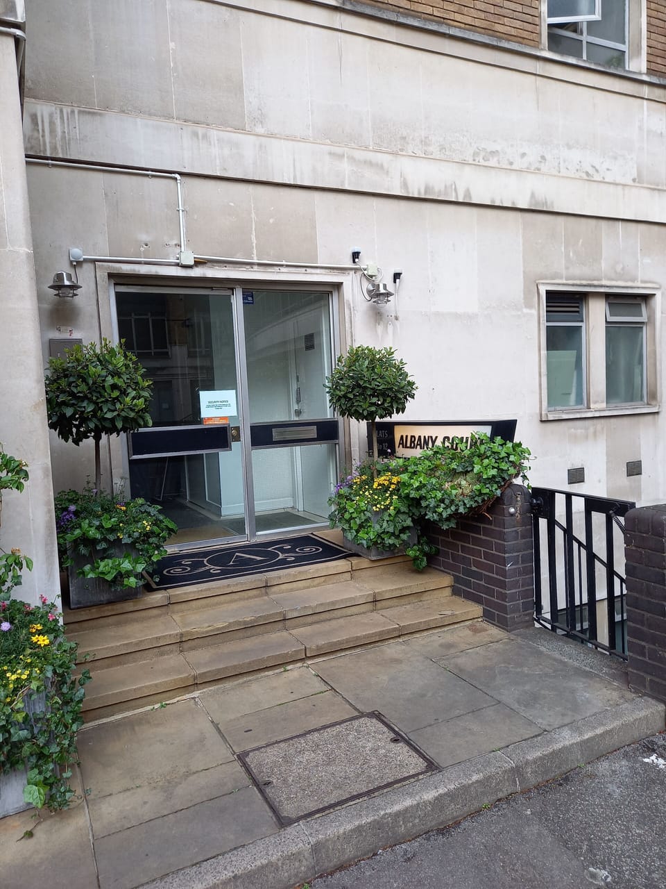 Walking distance from attractions and next to St James's Pk tube station.