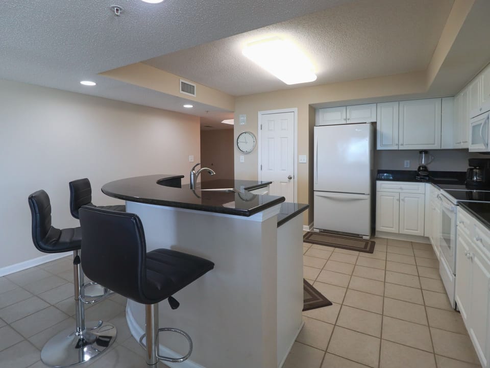 Kitchen in Yacht Club 1-201