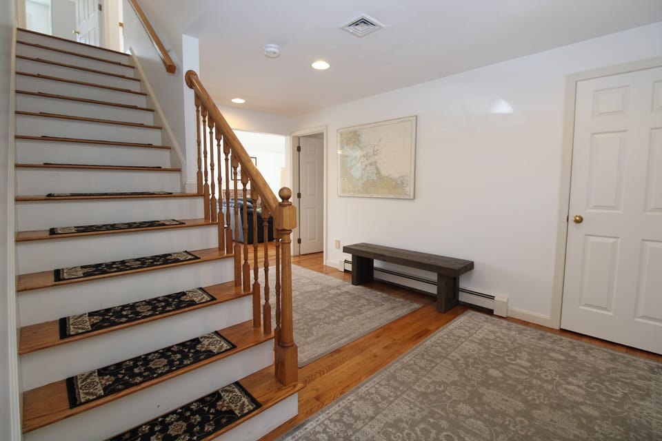 foyer stair to 2nd floor