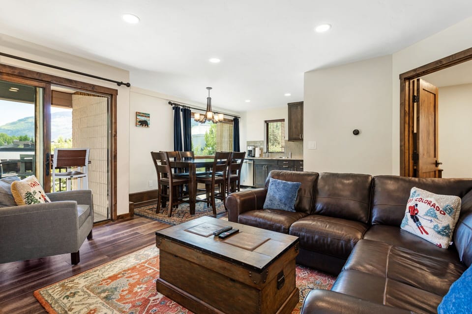 Plenty of lighting in living room/dining area