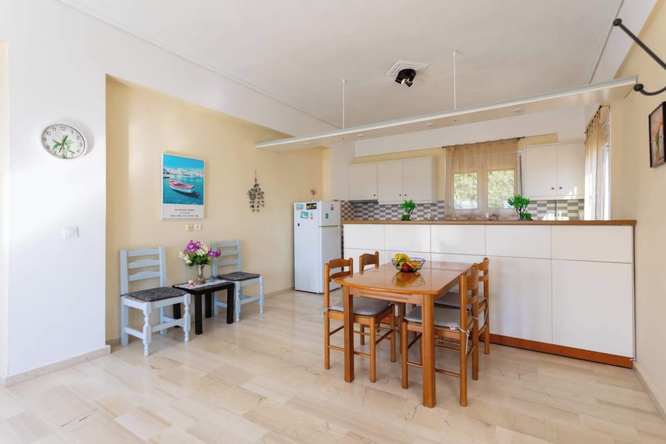 Open-Plan Living and Dining Area
Open-plan space combining the living area and dining table for everyday comfort.