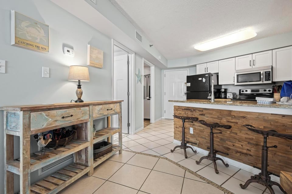 Breakfast bar and kitchen