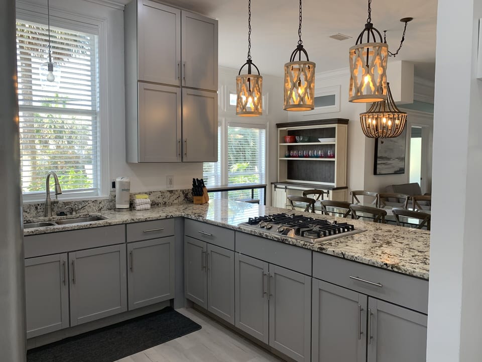 Kitchen w/gas stovetop, double oven & breakfast bar
