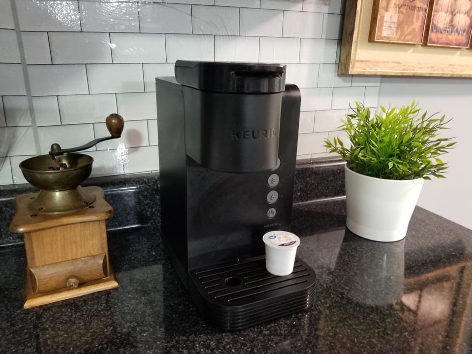 Coffee maker Keurig with Provided coffee 