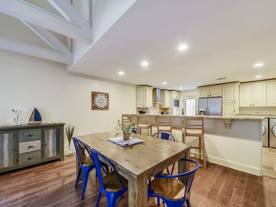 Dining Area at 652 Queens Grant