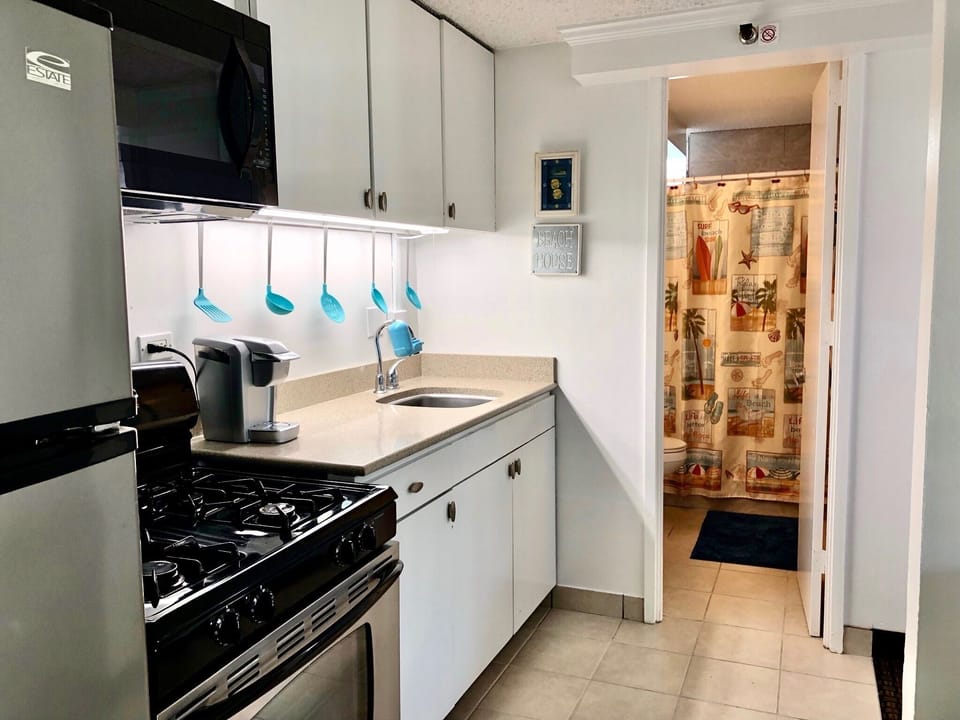 Full Kitchen with full size appliances