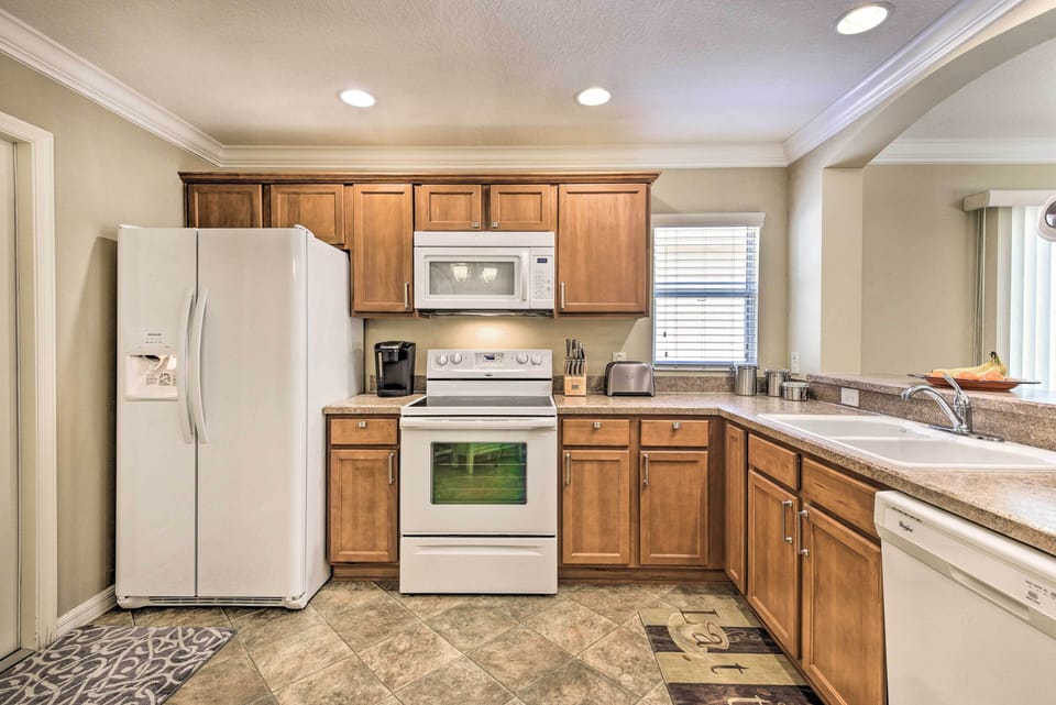 Kitchen | Fully Equipped w/ Cooking Basics