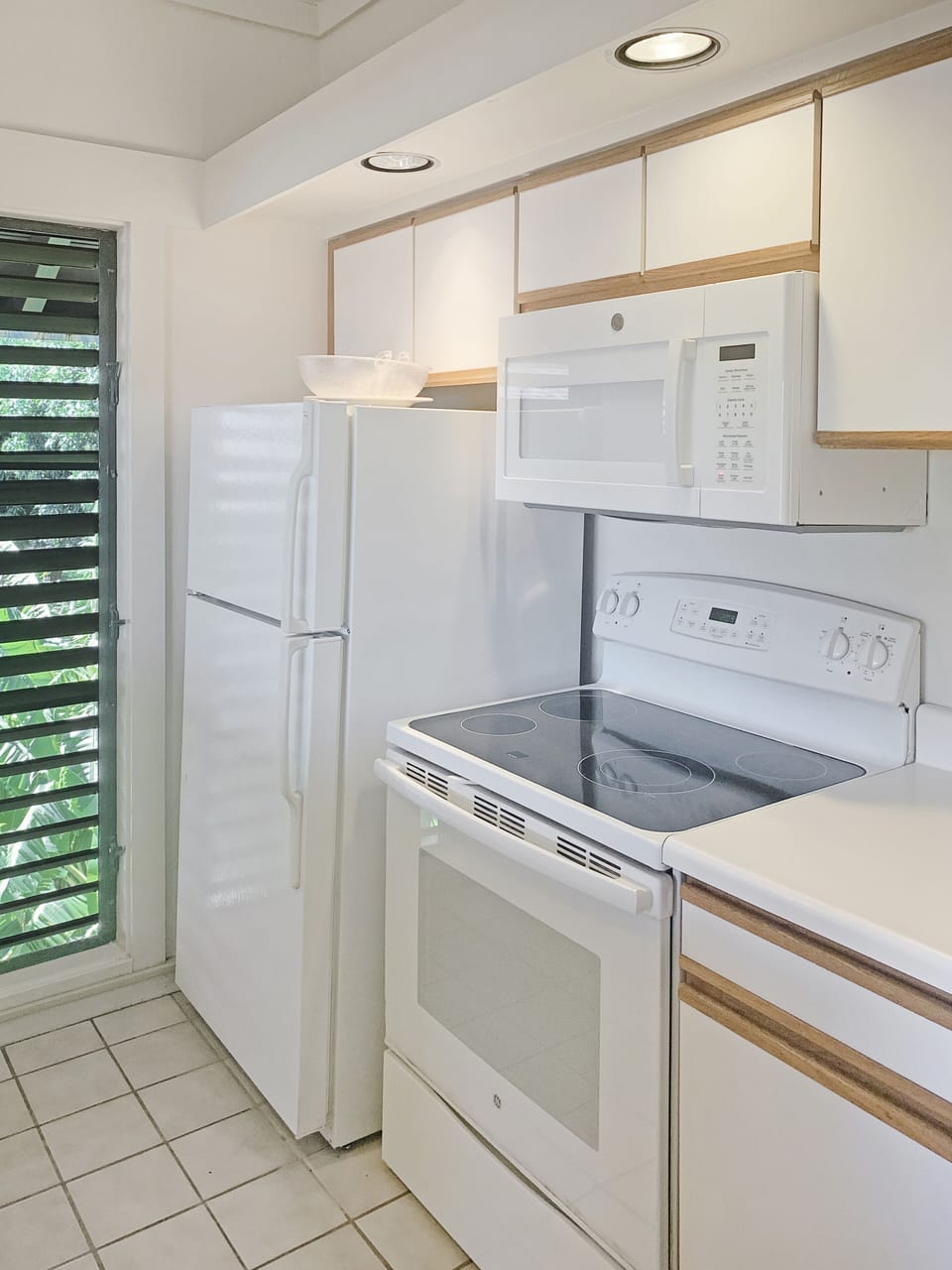 Modern appliances, plenty of cabinet space, easy clean tile floor, louver air