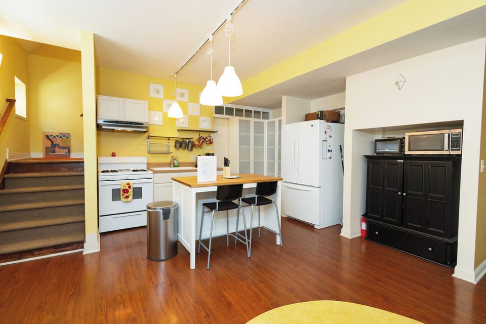 Full kitchen with island, 2 seats.