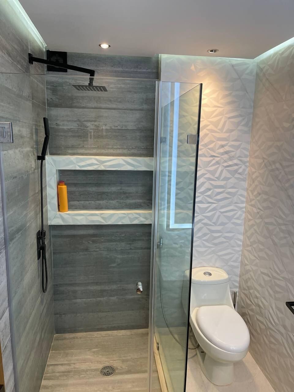 Baño Principal Completo (Regadera, Lavamanos e Inodoro)