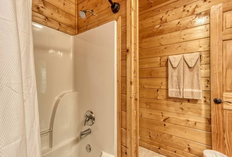 Main Level Bathroom (2)