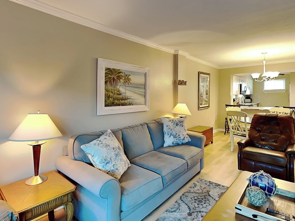 Living Room - Plenty of Seating