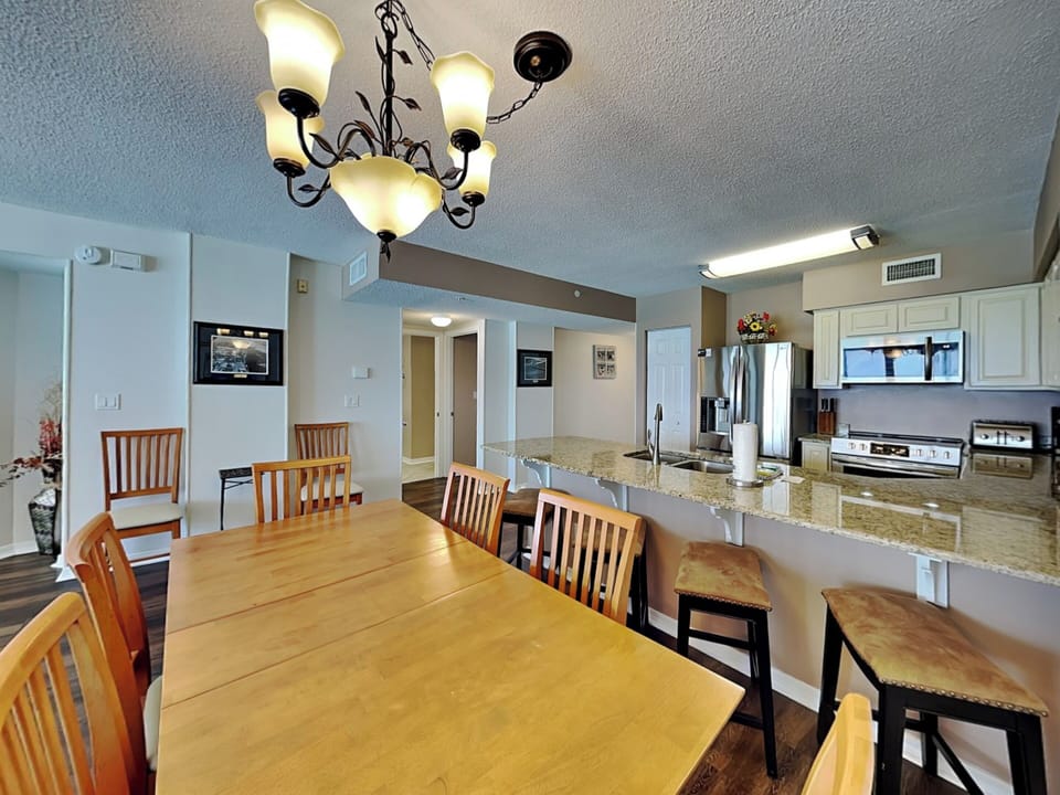 Dining Area - Table and Bar Seating