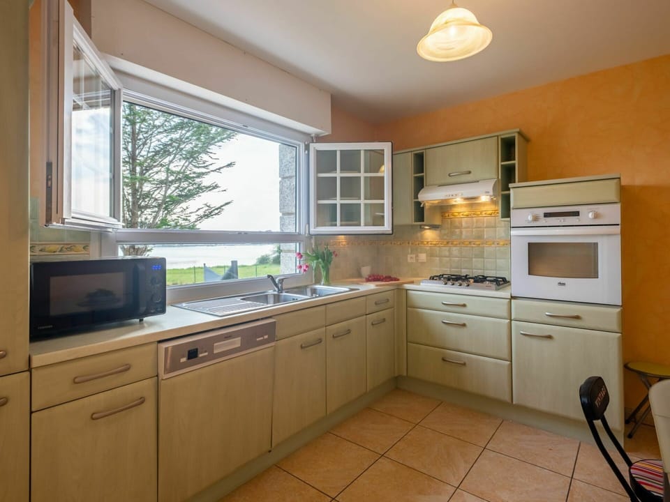 Countertop, Cabinetry, Kitchen Sink, Property, Window, Kitchen Stove, Drawer, Tap, Kitchen, Building