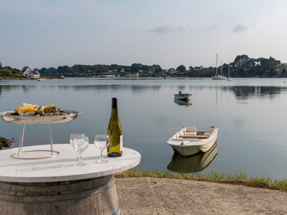 Water, Cloud, Sky, Boat, Water Resources, Watercraft, Bottle, Lake, Plant, Vehicle