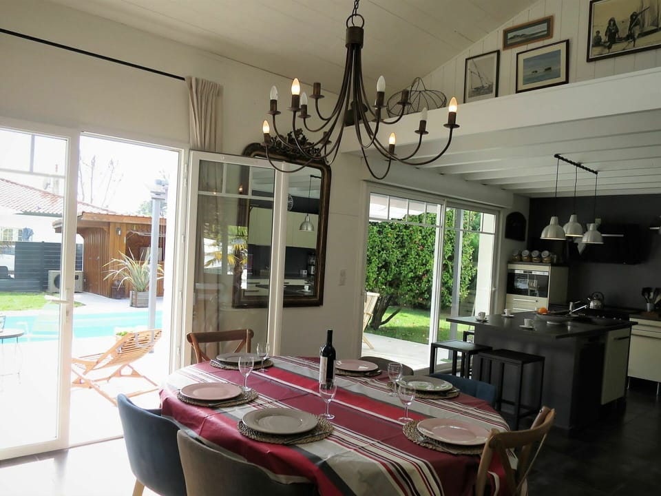 Table, Property, Furniture, Building, Chair, Cabinetry, Picture Frame, Kitchen, Window, Wood