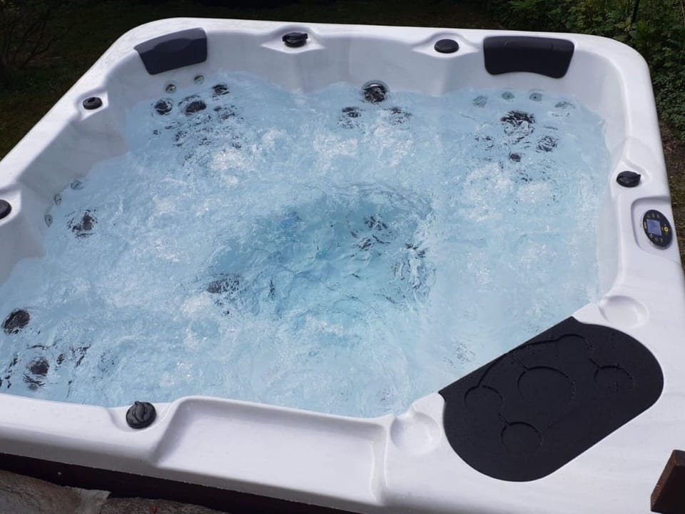 Water, White, Light, Tableware, Swimming Pool, Automotive Exterior, Composite Material