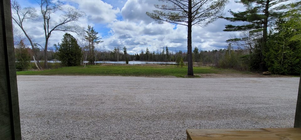 The Leelanau Sleeps 4 Fiber Optic WI-FI Close to Traverse City Crystal Mountain Apartment in Interlochen