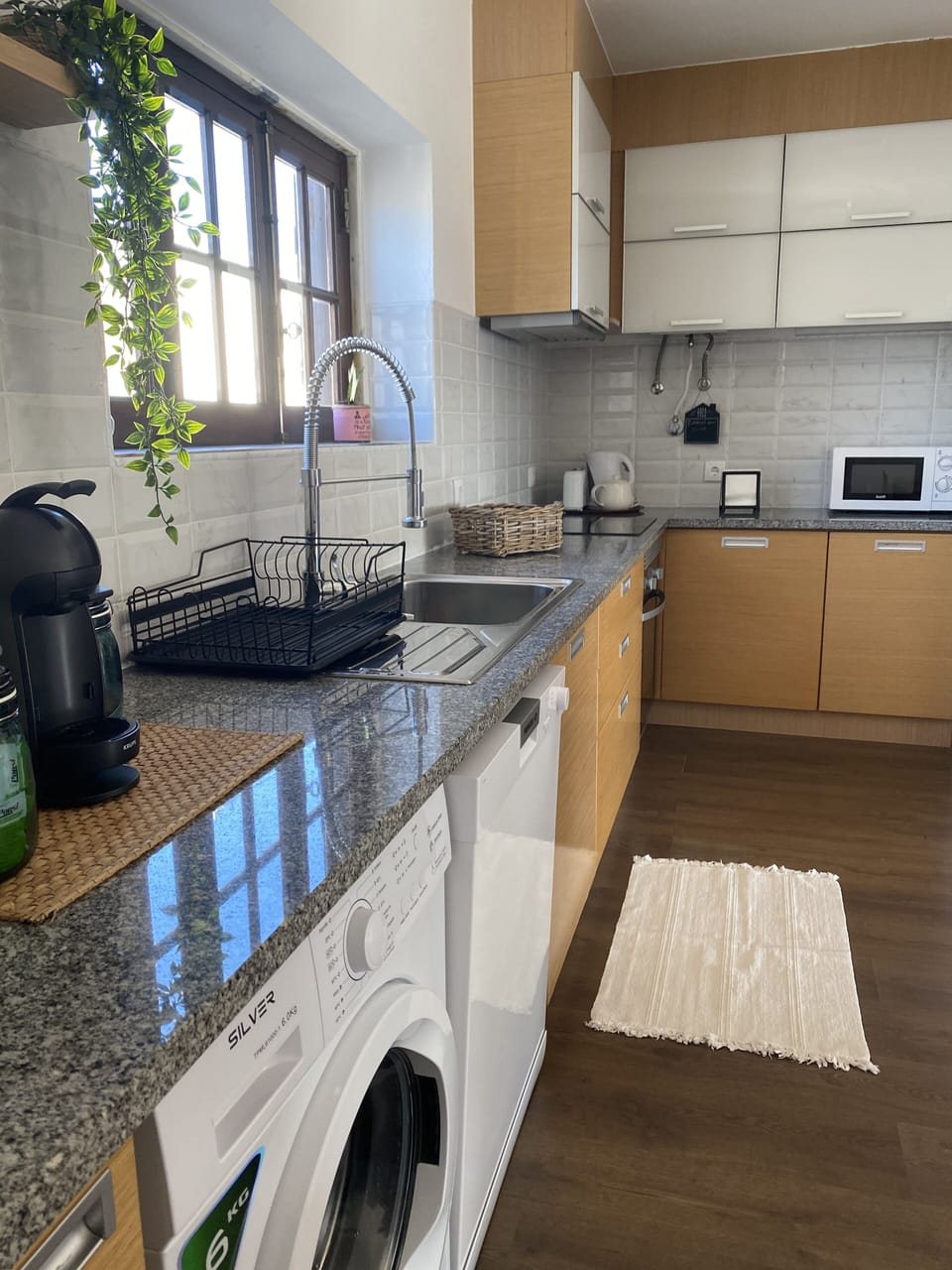Bancada da cozinha com os eletrodomésticos existentes, Juntando o frigorifico
