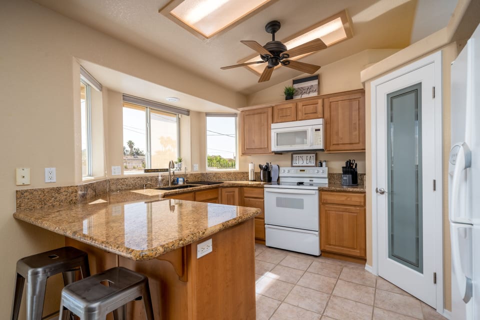 Kitchen w/Breakfast Bar