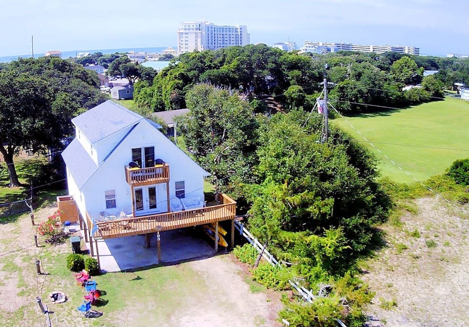 Endless Summer is adjacent to the Salter Path Park & a short walk to the beach.